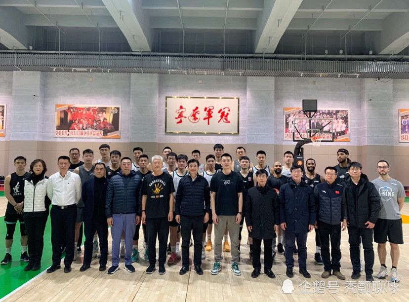 更神奇的是，原本他早已经是满头银发，但没想到，这满头银发竟然一下子就黑了大半。